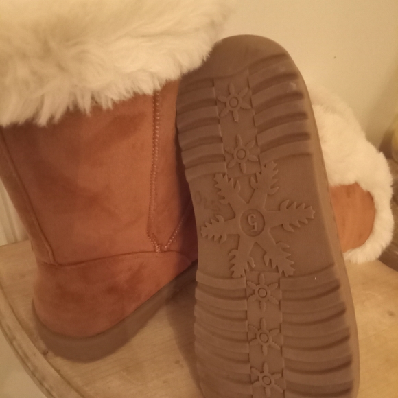 Boot's - Picture 5 of 6